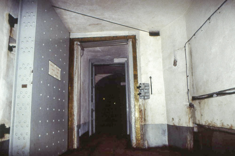 Ligne Maginot - Ouvrage d'artillerie du SIMSERHOF - Porte coupe feu et pare souffle de 7 tonnes entre le M1 et la galerie menant au casernement et aux avants.