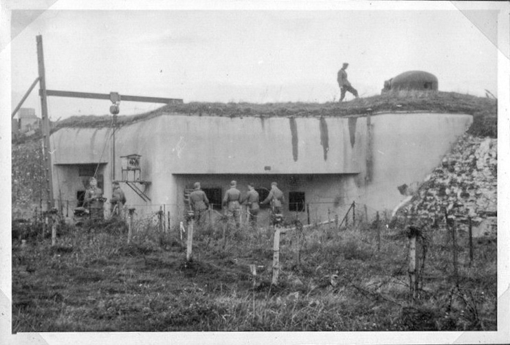 Ligne Maginot - LEGERET - (Casemate d'infanterie) - Photo prise sous l'occupation allemande, 
noter le projecteur provisoire et le dispositif de levage probablement destiné à la mise en place du projecteur blindé.