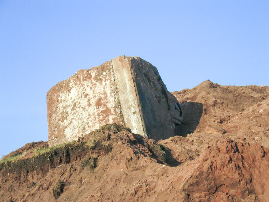 Ligne Maginot - CITADELLE DE BITCHE OUEST - (Observatoire d'infanterie) - Le bloc bétonné dans lequel  est enchâssé la guérite est en cours de suppression lors de travaux en 2005