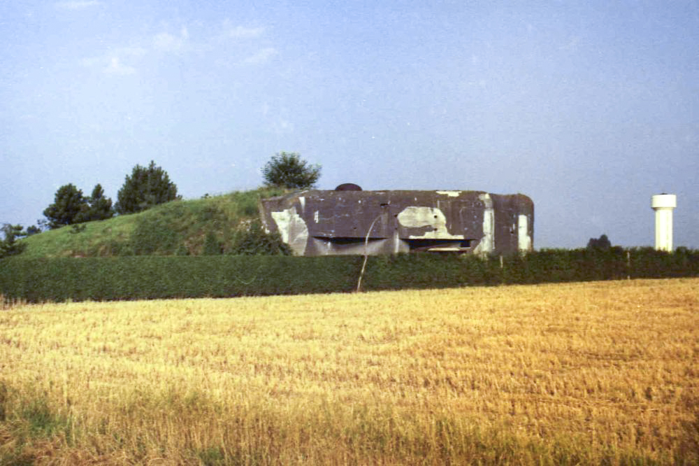 Ligne Maginot - A21 - MAULDE Sud (Casemate d'infanterie - Simple) - La casemate vue de l'Ouest, au soleil couchant.