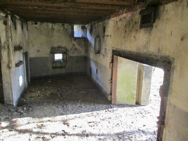 Ligne Maginot - A25 - RODIGNIES EST - (Casemate d'infanterie - double) - Entrée matériel et chambre de tir mitrailleuse droite