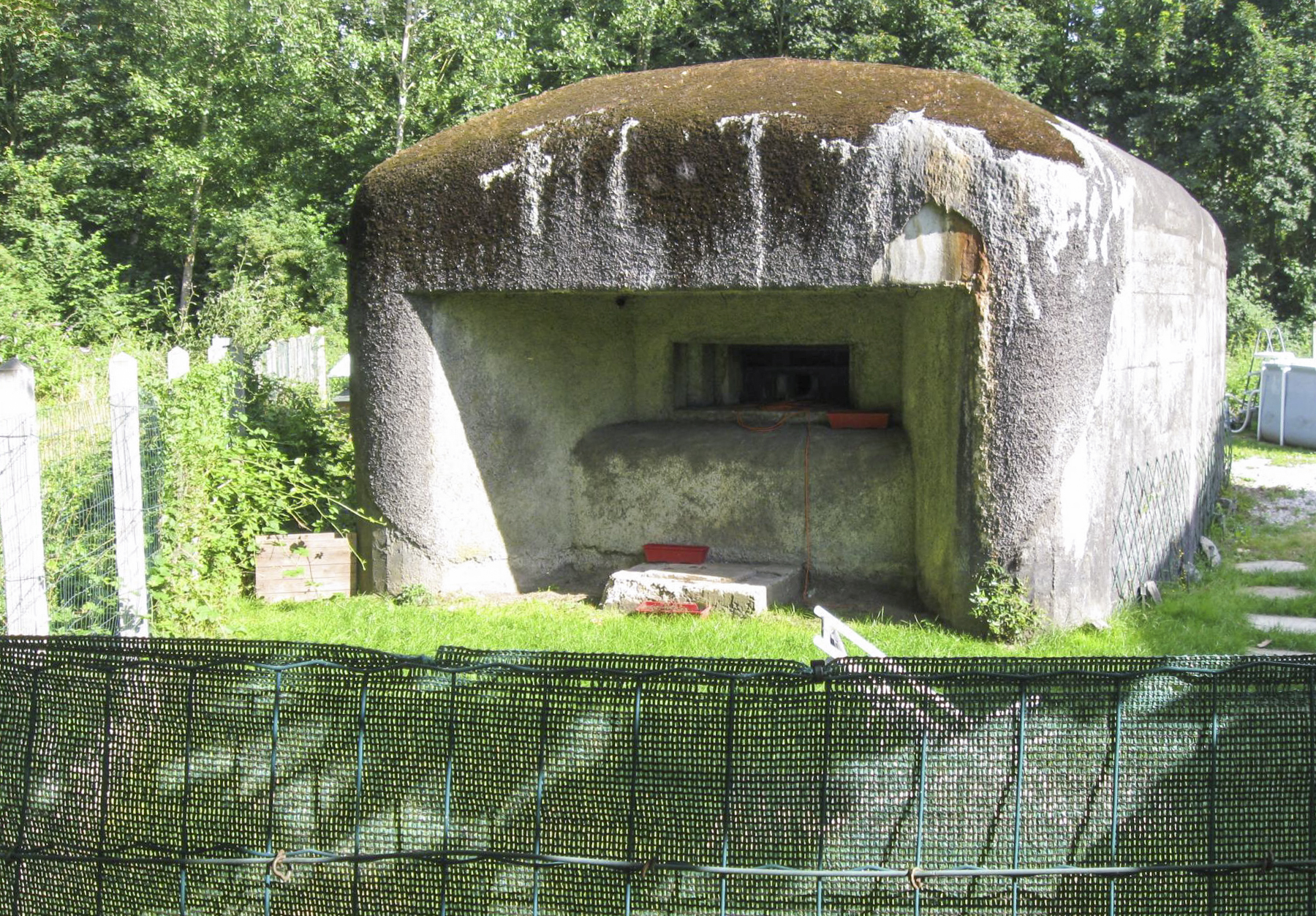Ligne Maginot - PONT DE L'IMBECILE - (Blockhaus pour canon) - Le creneau du canon tirant en direction des ponts sur l'Escaut et de la Scarpre à Mortagne du Nord.