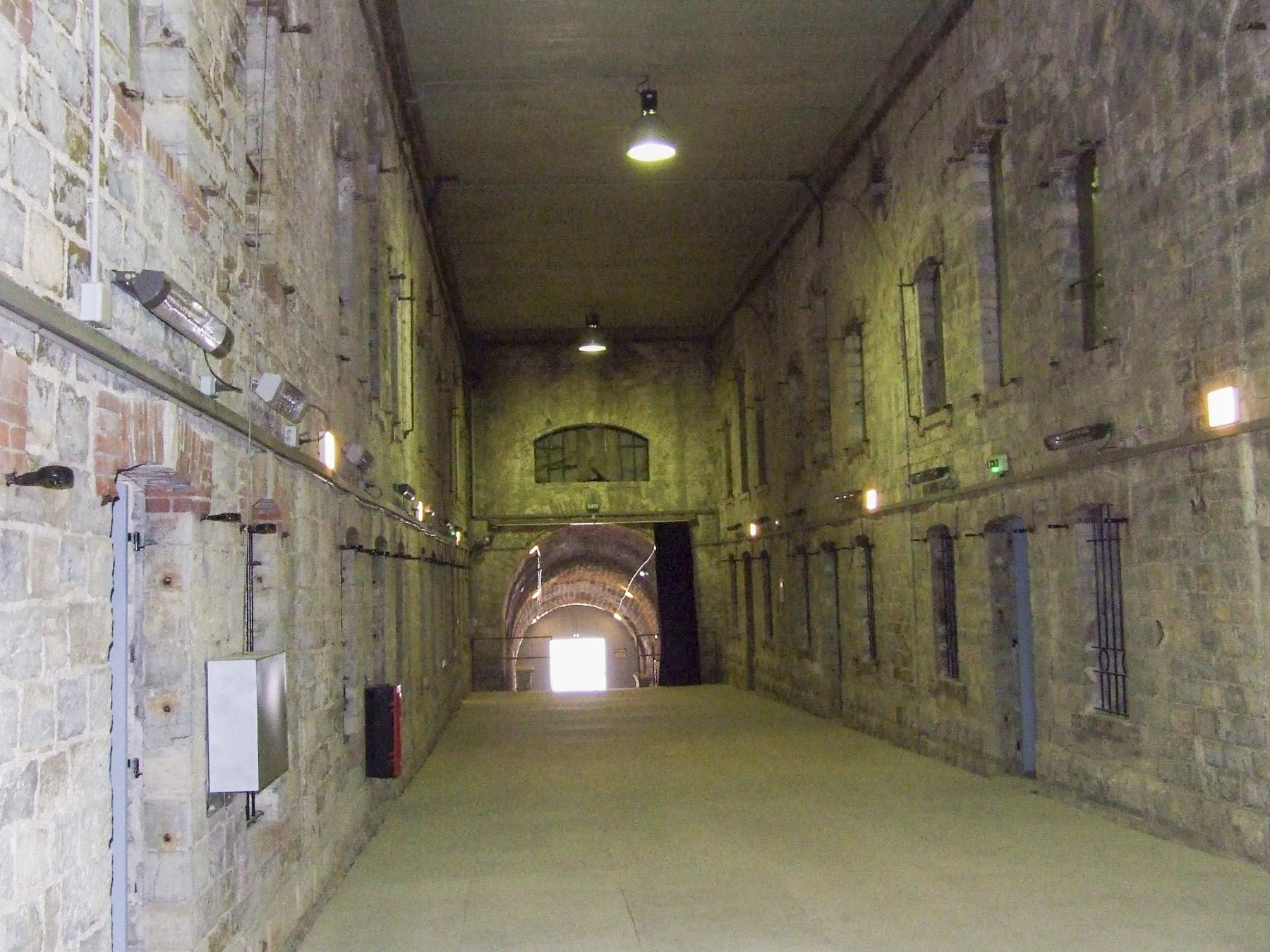 Ligne Maginot - FORT DU MONT-BART - (PC de Sous-Secteur) - La caserne et sa cour. Celle-ci est couverte par une protection en rails de chemin de fer recouverte de béton. Unique dans le système Séré de Rivière.