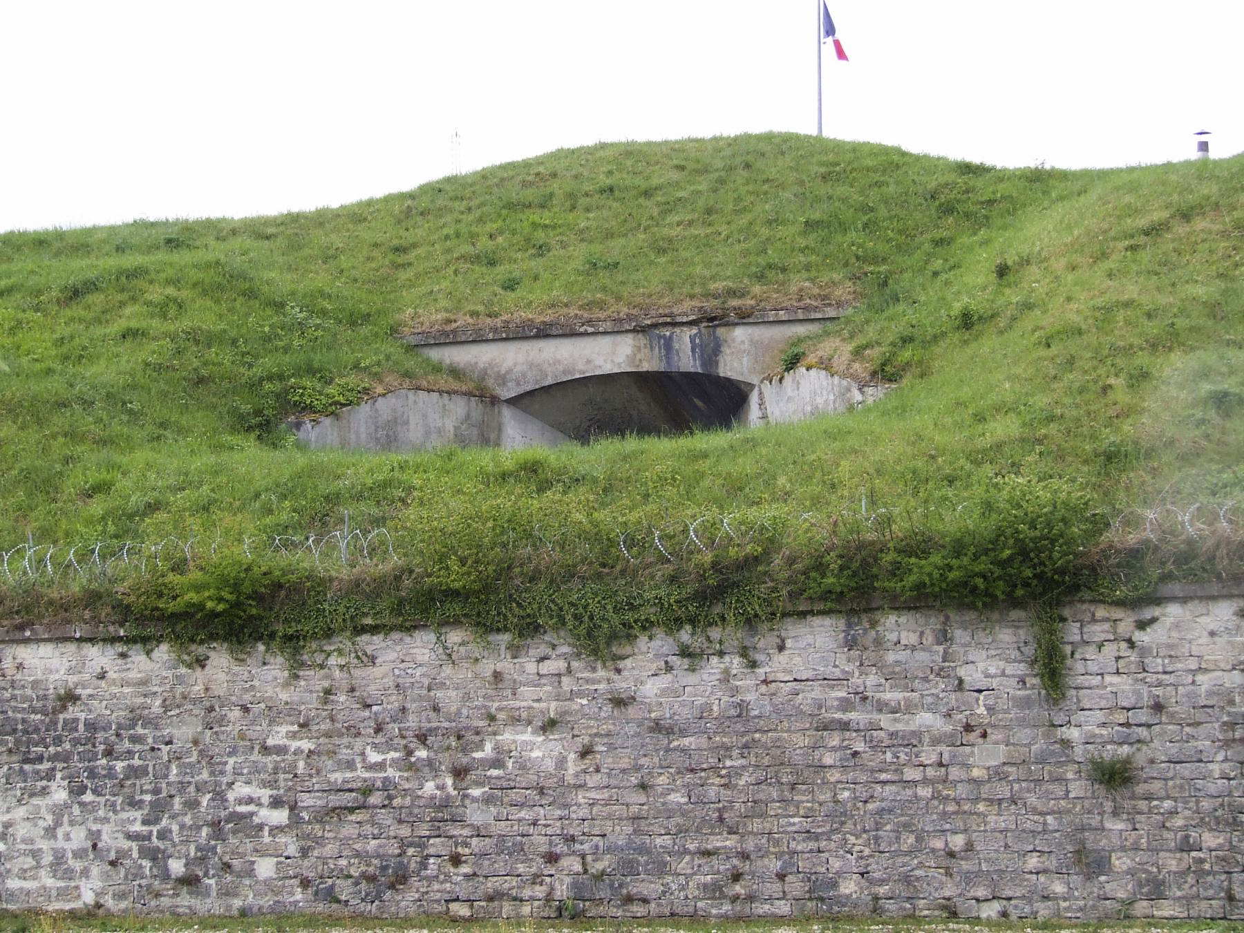 Ligne Maginot - FORT DU MONT-BART - (PC de Sous-Secteur) - Une casemate à tir direct, batterie Denise de 1940.