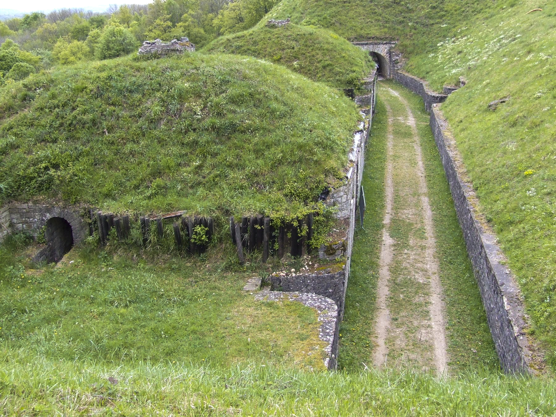 Ligne Maginot - FORT DU MONT-BART - (PC de Sous-Secteur) - Le rempart d'artillerie.