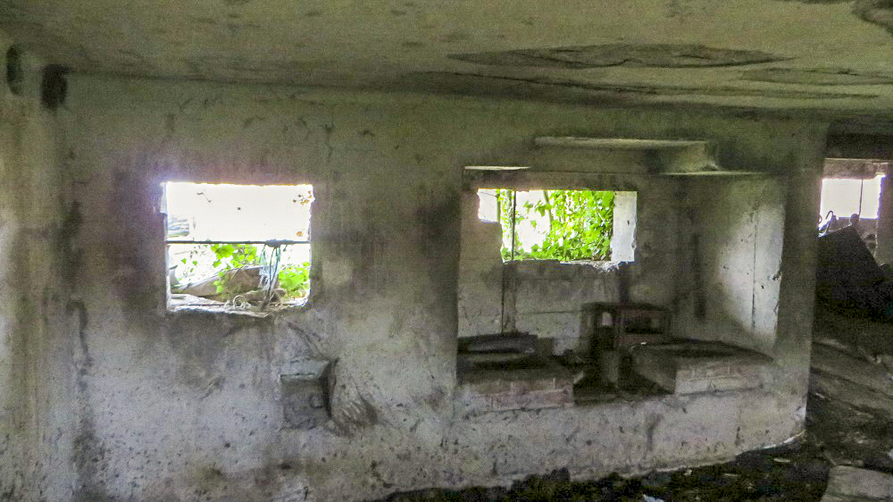 Ligne Maginot - RUBIS - (Blockhaus lourd type STG / STG-FCR - Double) - Intérieur du bloc. Vue des deux créneaux de la chambre de tir gauche et observatoire.