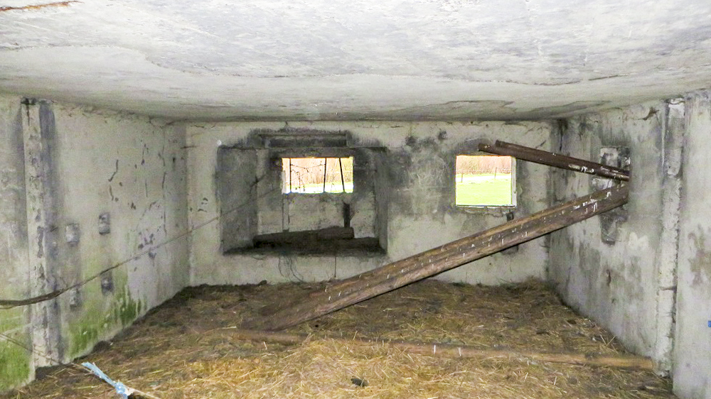 Ligne Maginot - RUBIS - (Blockhaus lourd type STG / STG-FCR - Double) - Intérieur du bloc. Vue des deux créneaux de la chambre de tir droite.