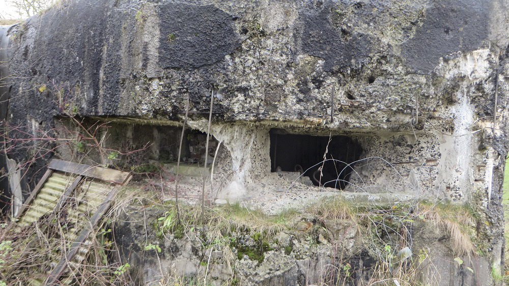 Ligne Maginot - RUBIS - (Blockhaus lourd type STG / STG-FCR - Double) - Observatoire
Traces d'impacts circulaires. Balles ?
Le créneau de droite a été beaucoup plus touché que celui de gauche
