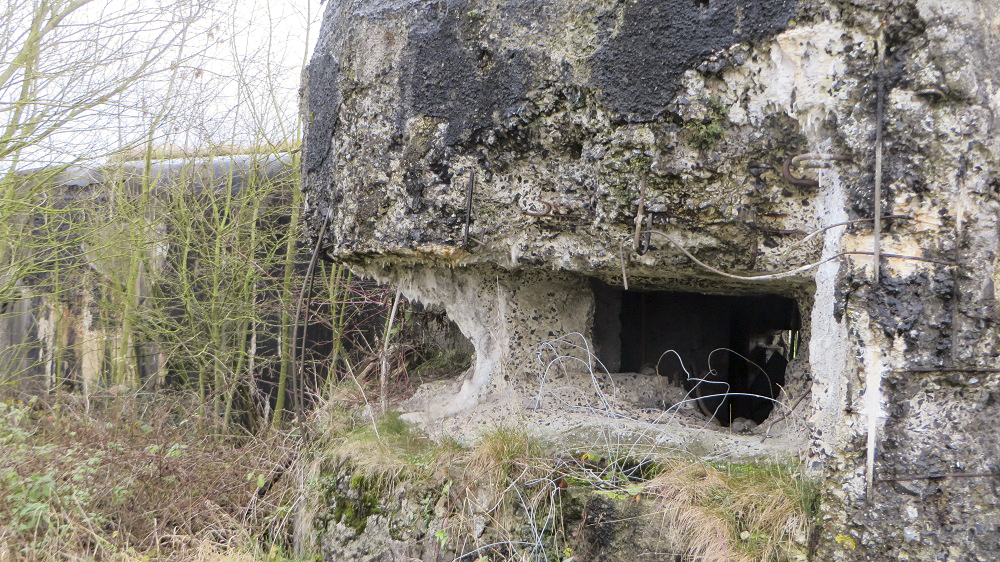 Ligne Maginot - RUBIS - (Blockhaus lourd type STG / STG-FCR - Double) - Créneaux de l'observatoire frontal.
Le mur de séparation des deux créneaux a été largement entamé.