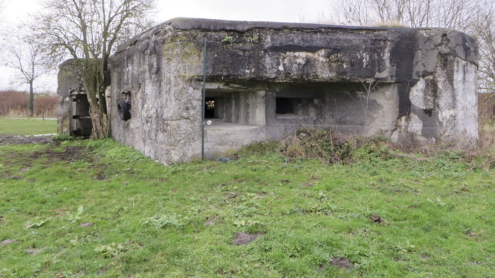 Ligne Maginot - RUBIS - (Blockhaus lourd type STG / STG-FCR - Double) - Vue générale.
La lumière que l'on aperçoit par le créneau de gauche est l'ouverture du créneau non obstrué de l'observatoire frontal.