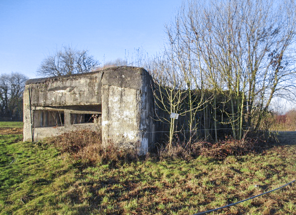 Ligne Maginot - A35 - RUBIS - (Blockhaus pour canon) - Situé dans un pré clôturé - Visible du Chemin Piré.