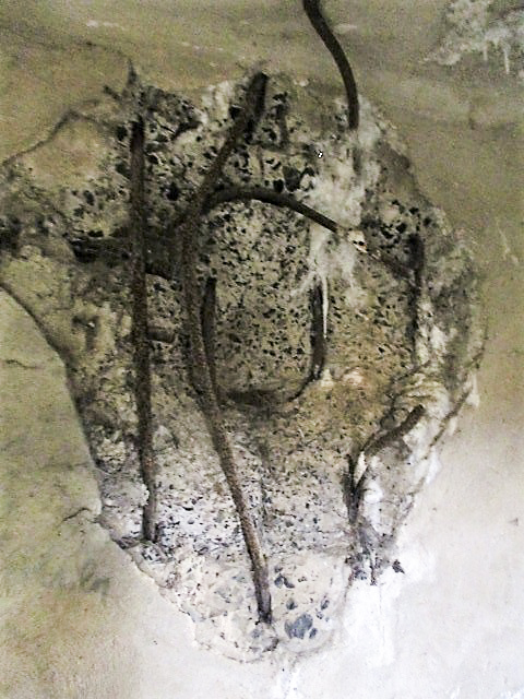 Ligne Maginot - A47 - PAON - (Blockhaus lourd type STG / STG-FCR - Double) - Intérieur du blockhaus.
Traces de tir.