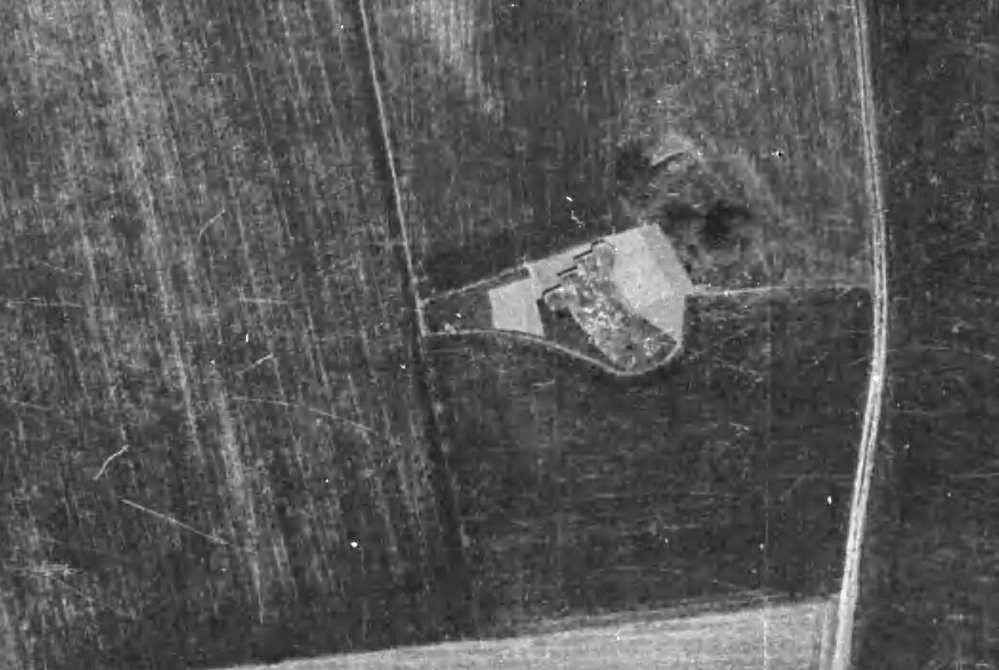 Ligne Maginot - A57bis - SAMEON (Blockhaus pour canon) - Le radier est bien visible sur cette photo de 1960. Il a depuis disparu sous un hangar de ferme.