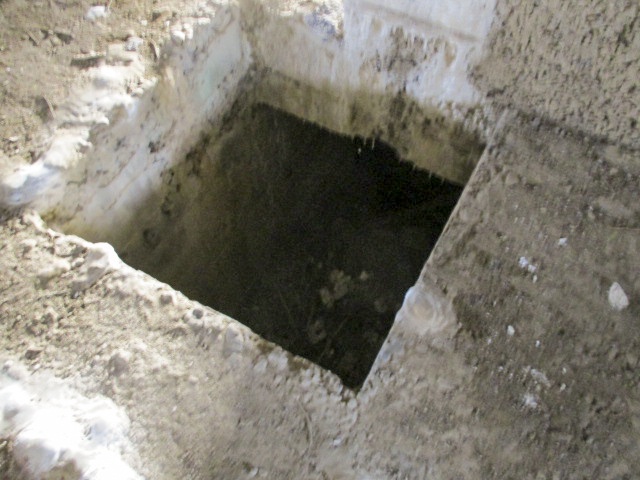 Ligne Maginot - A58 - JENLAIN OUEST - (Blockhaus pour canon) - Intérieur du blockhaus.
Descente vers l'étage inférieur.