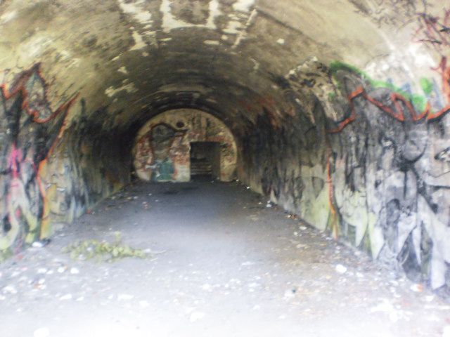 Ligne Maginot - B425 - CONDE 1 - (Blockhaus pour canon) - Première pièce
Un long couloir avec un escalier au fond qui mène au blockhaus.