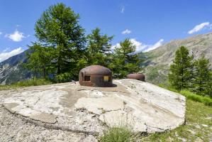 Ligne Maginot - ROCHE LA CROIX (RLC) - (Ouvrage d'artillerie) - Bloc 4
Observatoire
La cloche GFM  et la cloche VDP à l'arriére plan