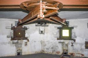 Tourisme Maginot - MONTGENEVRE (BARRAGE RAPIDE) - (Blockhaus pour arme infanterie) - Chambre de tir avec les 2 créneaux pour le canon de 47. Noter la présence du bi-rail double desservant les deux créneaux avec le dispositif d