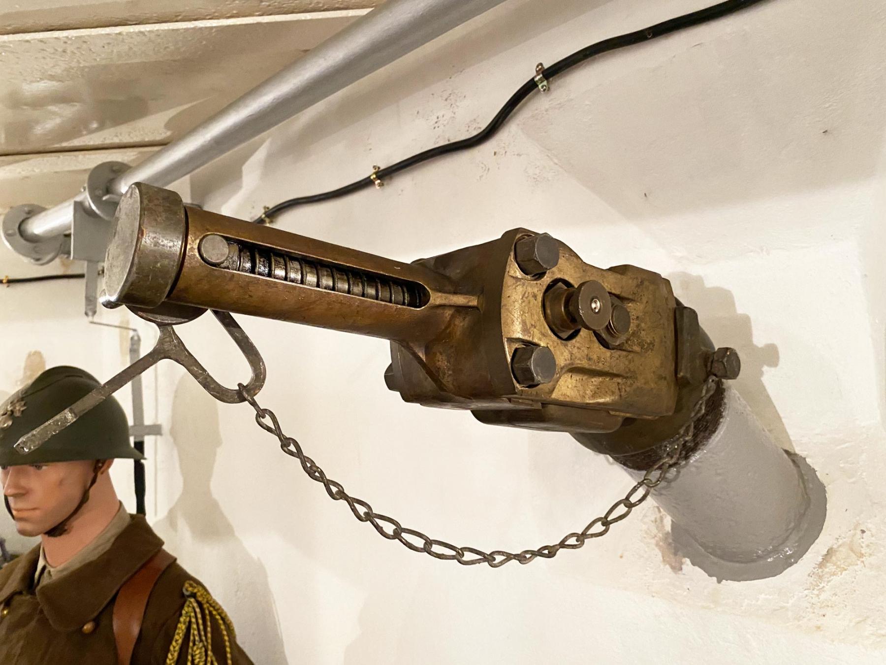 Ligne Maginot - Casemate de Kilstett - Tête lance grenade montée sur sa goulotte
Position fermée
Le crochet prévu pour l'arrachage de la goupille est visible sur la photo