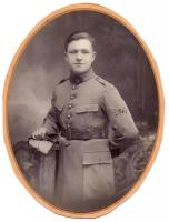 Ligne Maginot - 18° Regiment du Génie - Portrait - Portait d'un homme du 18° RG dans la pose traditionnelle chez le photographe.
Noter la surcharge faite sur la  photo pour rajouter l'insigne des transmissions sur la manche de la veste.