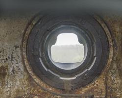 Ligne Maginot - Casemate d'infanterie de JENLAIN - C14 - L'intérieur d'une cloche modéle 1934 type B.
L'un des deux créneaux pour l'arme mixte vu de l'intérieur de la cloche 
Le système de verrouillage de la rotule est bien visible sur cette photo