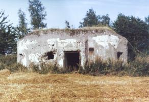 Ligne Maginot - B554 - CIMETIERE DE SAINT-WAAST - (Blockhaus pour canon) - Façade arrière du bloc, entrée et créneaux FM