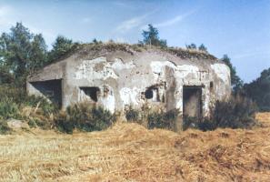 Ligne Maginot - B554 - CIMETIERE DE SAINT-WAAST - (Blockhaus pour canon) - Vue sur l'entrée et la façade de tir Nord-Ouest.