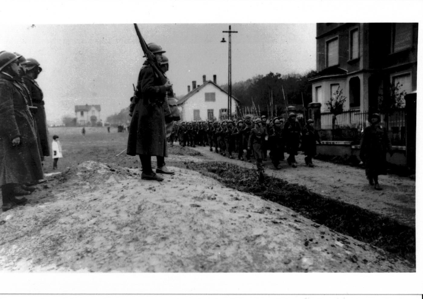 Ligne Maginot - Les hommes du 169° RIF défilent pendant l'hiver 1939 - Cette vue a été prise dans l'actuelle rue de la Sapinière à Kanfen