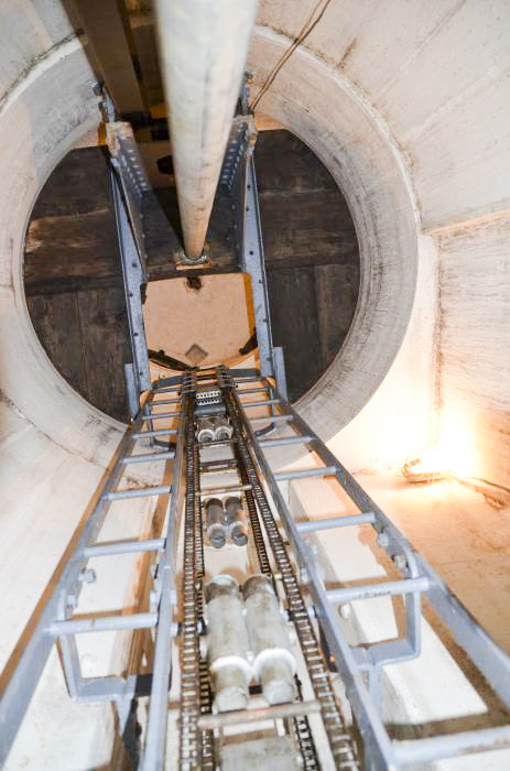 Ligne Maginot - 87 - VERNES - (Casemate d'infanterie) - Intérieur de la cloche GFM
La noria et l’échelle de montée réinstallées par les membres actuels de la casemate, celle-ci étant vide à la récupération.