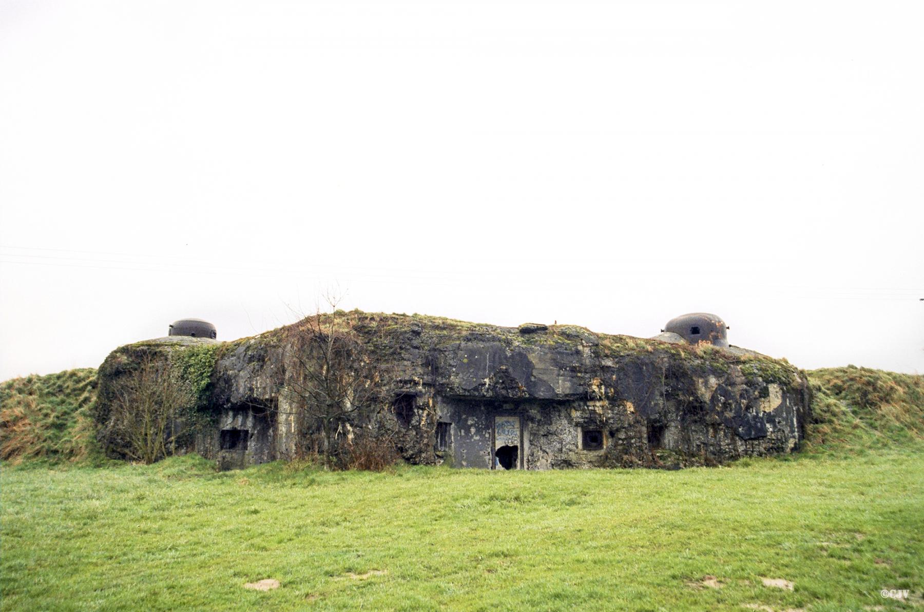 Ligne Maginot - JENLAIN - C14 - (Casemate d'infanterie) - Vue sur l'entrée avec, à gauche, la chambre de tir