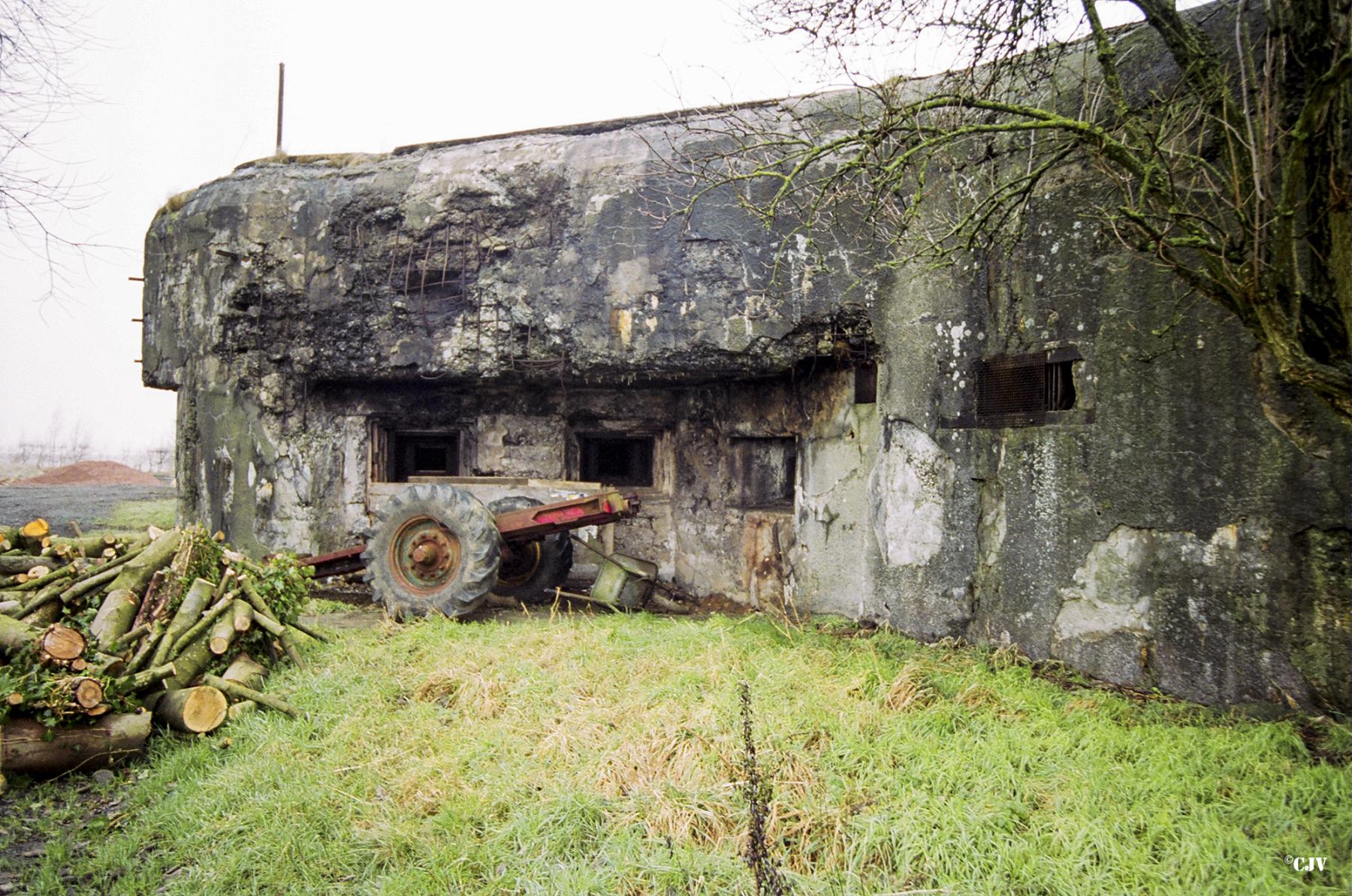 Ligne Maginot - TALANDIER - C13 - (Casemate d'infanterie - double) - Façade avec les créneaux. La façade a été labourée par l'artillerie Allemande