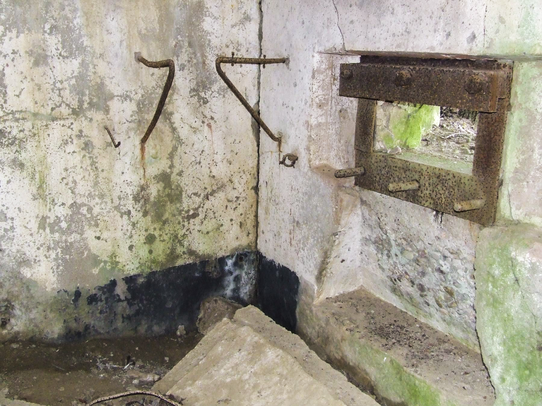 Ligne Maginot - FERME DES TUILERIES - BITCHERBERG 2 - (Blockhaus pour arme infanterie) - La chambre de tir pour mitrailleuse.