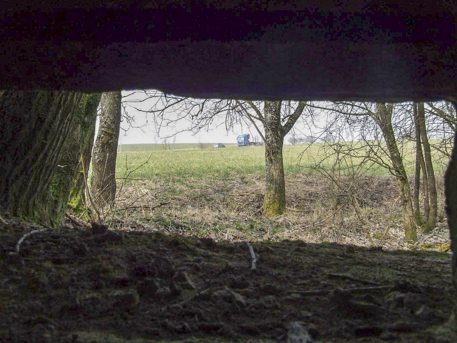 Ligne Maginot - FERME DES TUILERIES - BITCHERBERG 2 - (Blockhaus pour arme infanterie) - Le champ de tir de la mitrailleuse. On devine la D620 qui permet de se rendre en Allemagne.