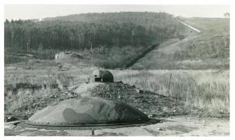 Ligne Maginot - HOCHWALD - (Ouvrage d'artillerie) - Bloc 7bis
Sa tourelle de 75 mle 33 
Au second plan, la casemate C9 
A l'arrière plan, le fossé avec les casemates C8 à C5