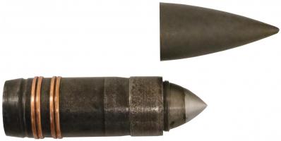 Ligne Maginot - Munition de 37 mm - Boulet de rupture de 37 mm Mle 1936. La coiffe balistique en magnésium est dévissée mettant en évidence la différence de teinte de la pointe durcie du noyau perforant.