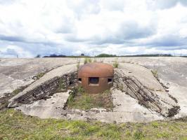 Ligne Maginot - BAMBIDERSTROFF SUD - C71 - (Casemate d'infanterie) - Cloche JM centrale
On distingue la cloche GFM de Bambi Nord à l'arrière plan