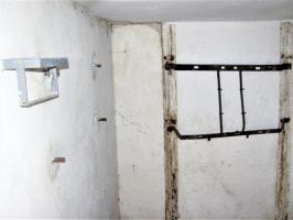 Ligne Maginot - F2 - (Chambre de coupure - Avec central) - La chambre
Mur gauche: support pour piles Leclanché, emplacement d'un central 16 directions sous carter étanche. 
Sur le mur du fond, cadre de fixation d'un répartiteur modernisé LMRT