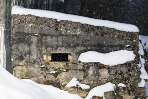 Ligne Maginot - CB299 - JUNGBUSCH - (Blockhaus pour canon) - Un des créneaux de l'annexe rapportée au blockhaus. Celui-ci est orienté de manière a couvrir la même direction que le créneau principal.