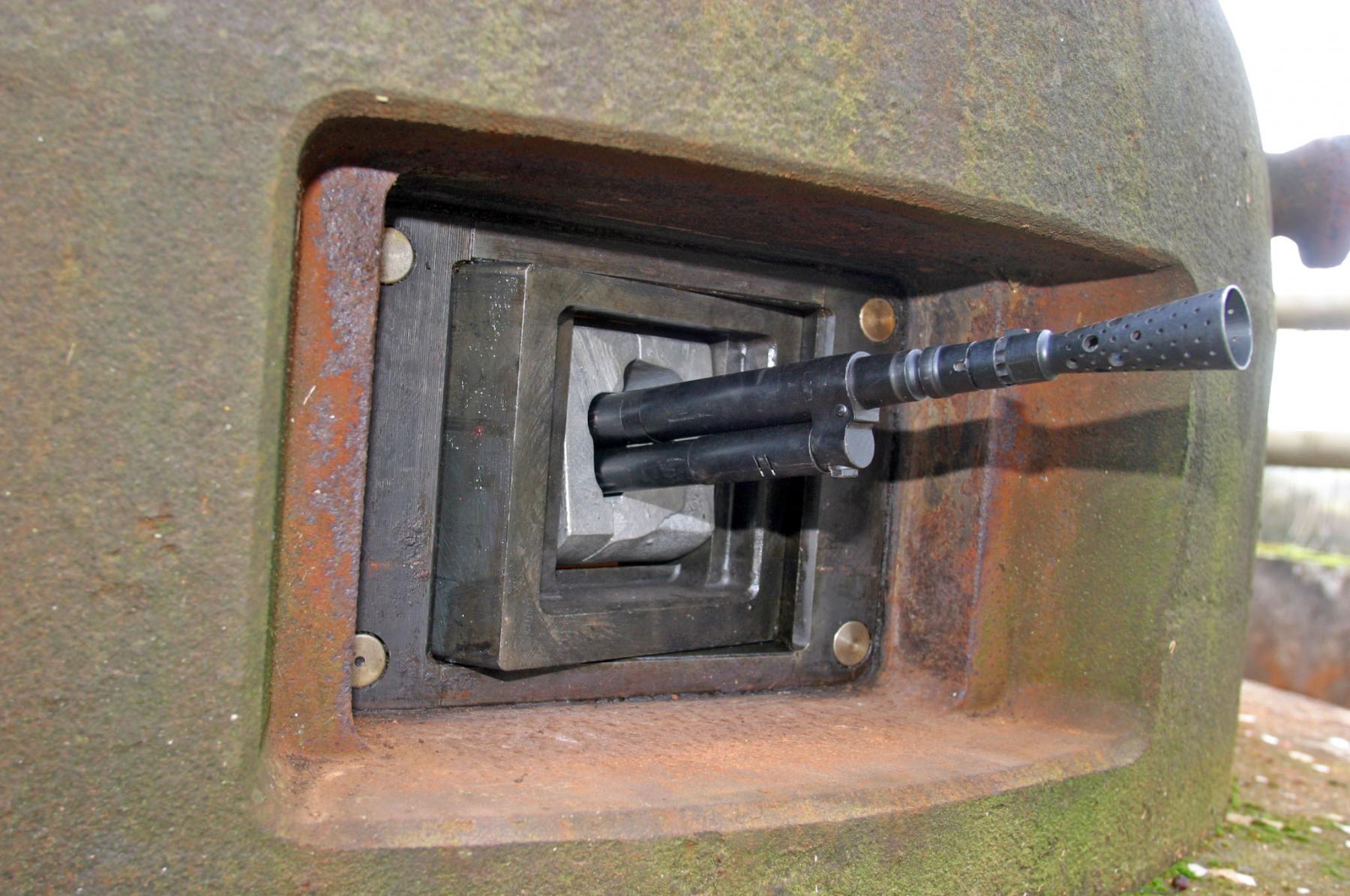 Ligne Maginot - Cloche GFM type A - Le FM 24-29  en position dans le créneau