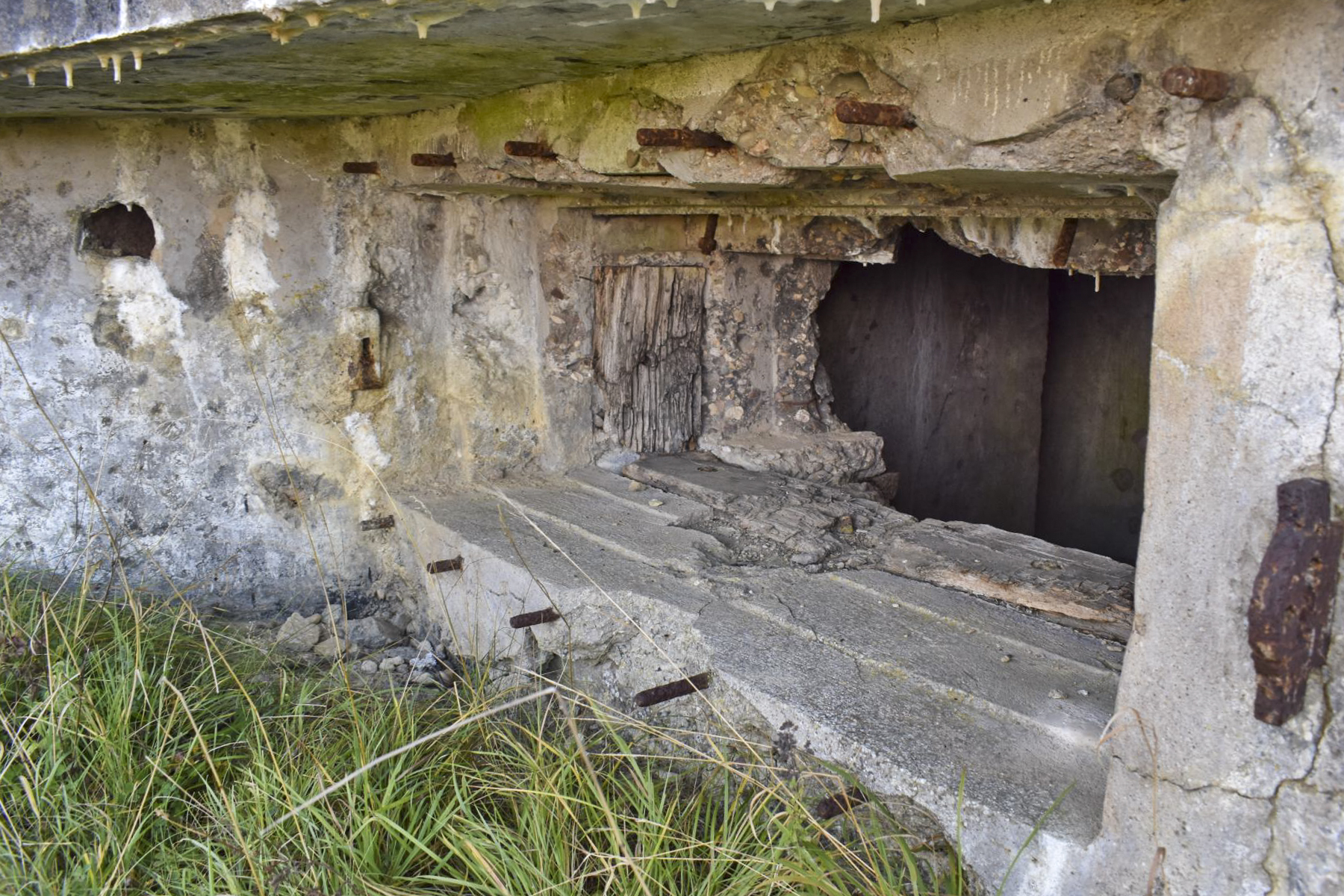 Ligne Maginot - AB28 - (Blockhaus pour canon) - Créneau canon de 47
Noter les ancrages pour la plaque d'obturation extérieur et les restes de coffrage en bois