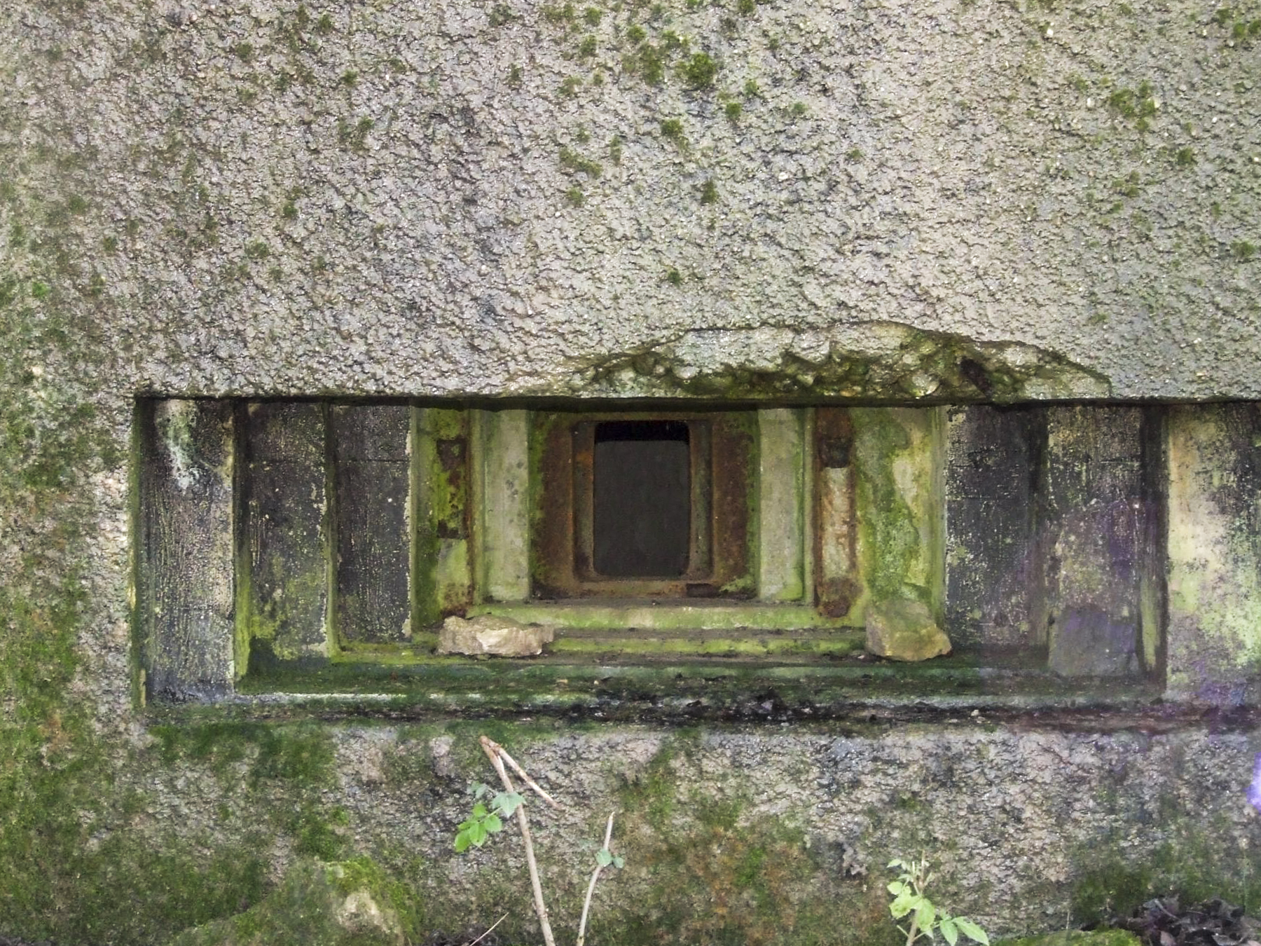 Ligne Maginot - AB7-D - BRANDSTUDEN  2 - (Blockhaus pour arme infanterie) - L'embrasure pour mitrailleuse.