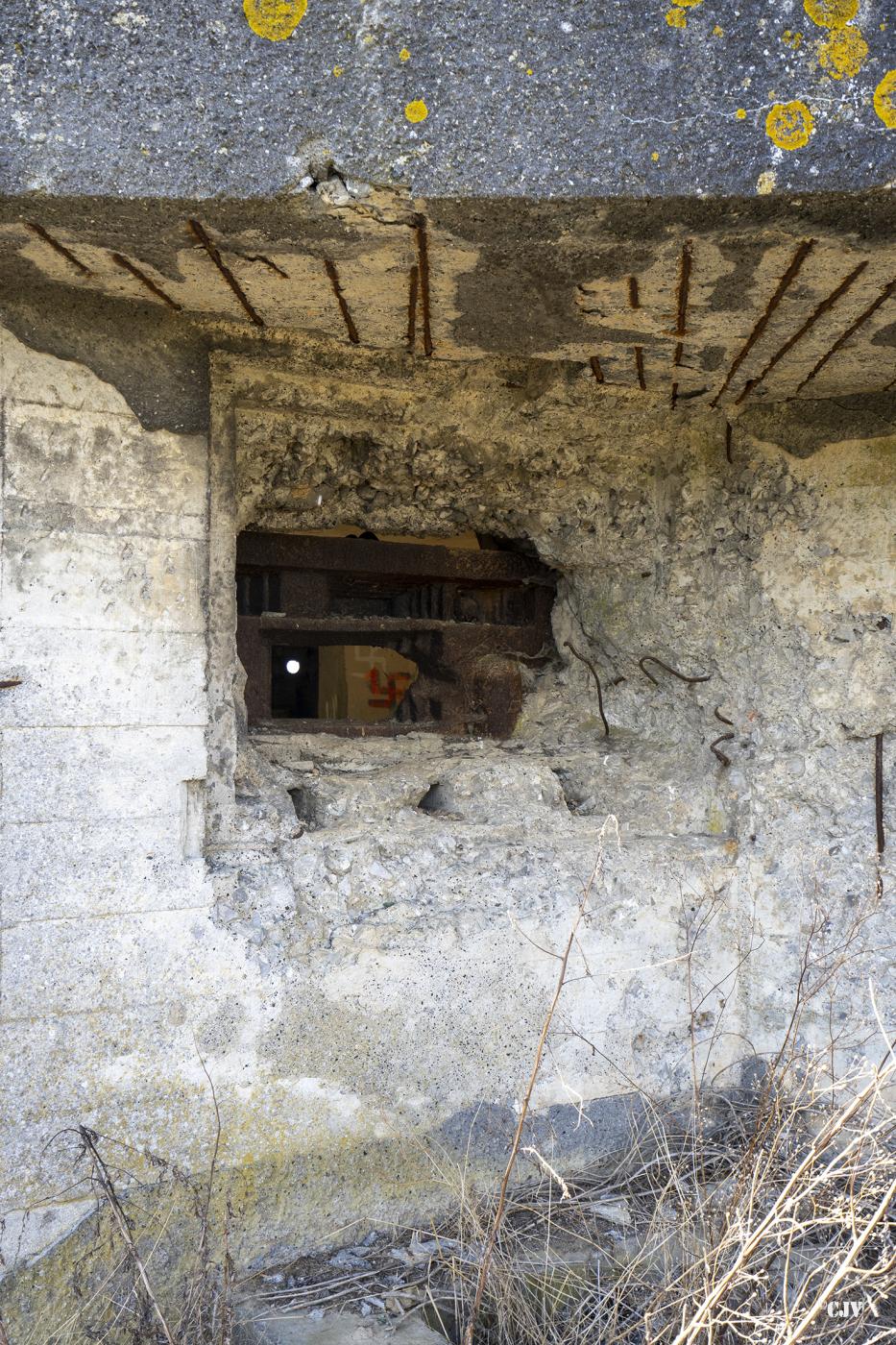 Ligne Maginot - B535 - BOIS-CRETE - (Blockhaus pour canon) - Le créneau endommagé