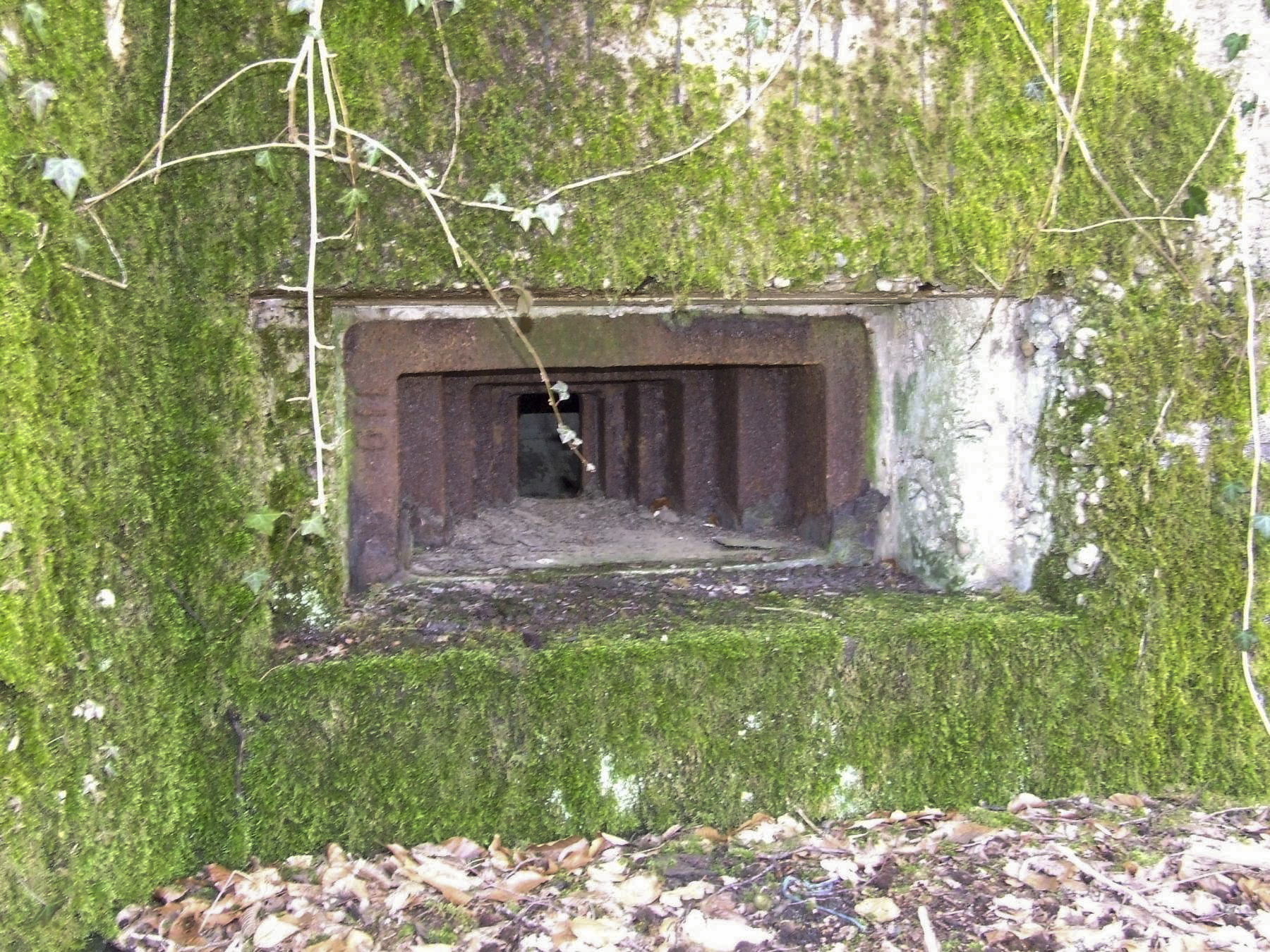 Ligne Maginot - AB5-B - (Blockhaus pour arme infanterie) - La trémie du créneau pour mitrailleuse.