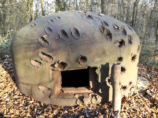 Ligne Maginot - C24 - VIVIER NUTHIAU EST - (Casemate d'infanterie) - La cloche GFM a subi des dégats visibles du fait du tir ennemi, probablement au 3,7cm PAK 36