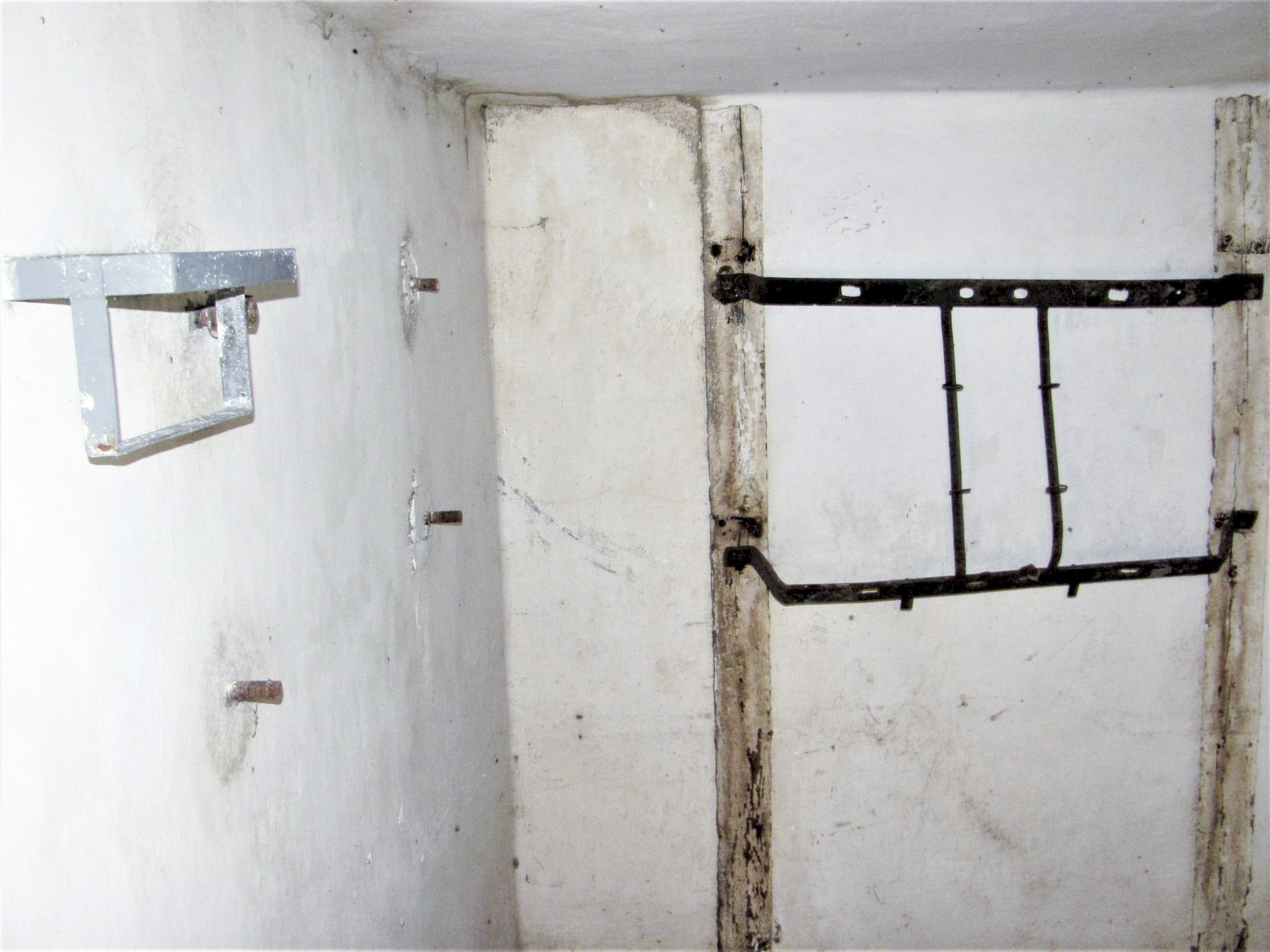 Ligne Maginot - F2 - (Chambre de coupure - Avec central) - La chambre
Mur gauche: support pour piles Leclanché, emplacement d'un central 16 directions sous carter étanche. 
Sur le mur du fond, cadre de fixation d'un répartiteur modernisé LMRT