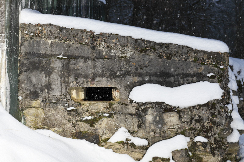 Ligne Maginot - CB299 - JUNGBUSCH - (Blockhaus pour canon) - Un des créneaux de l'annexe rapportée au blockhaus. Celui-ci est orienté de manière a couvrir la même direction que le créneau principal.