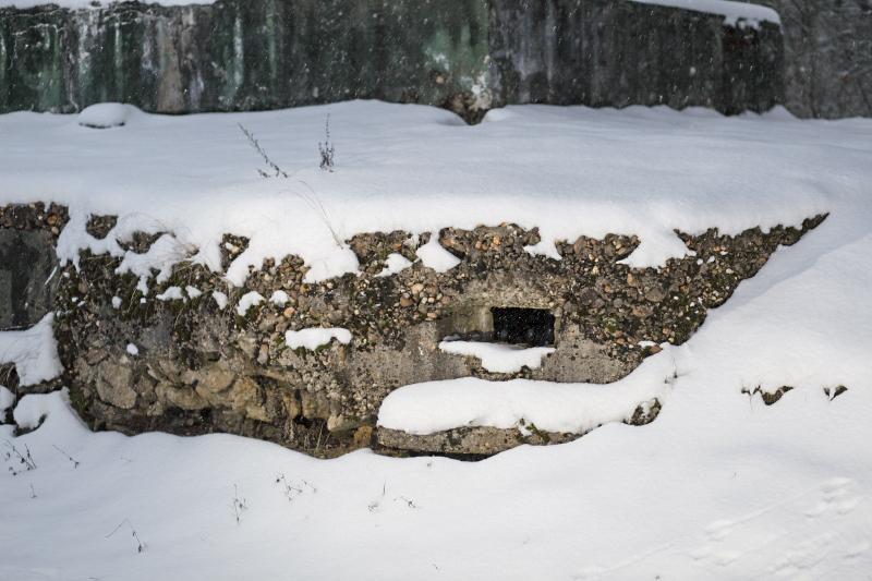 Ligne Maginot - CB299 - JUNGBUSCH - (Blockhaus pour canon) - Un autre créneau. Celui-ci est orienté en direction de l'allée des platanes, qui rejoint la commune de Soetrich.