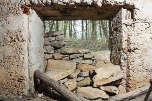 Ligne Maginot - DB230 - PINAUSET - (Blockhaus pour canon) - L'accès pour l'arme à été en partie obstrué. Dans les matériaux ayant servi à cette action, on trouve des sacs de ciment inutilisés, vraisemblablement d'époque, solidifiés par le temps.