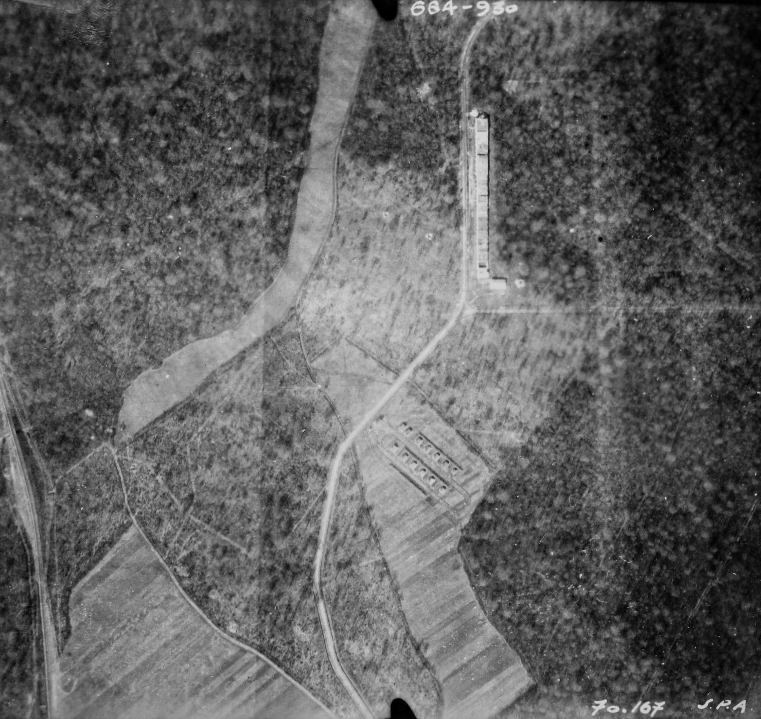 Ligne Maginot - ERROUVILLE - (Dépôt de Munitions) - Stand de tir (en haut) et dépôt de Munitions (en bas).
Vue aérienne - Mission 60 Altitude 2000 - 9 mars 1940 