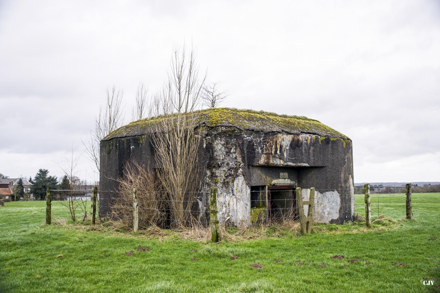 Ligne Maginot - A105 - MON-PLAISIR - (Blockhaus pour canon) - A droite, l'entrée pour canon, avec son créneau de défense, à gauche l'entrée des hommes.