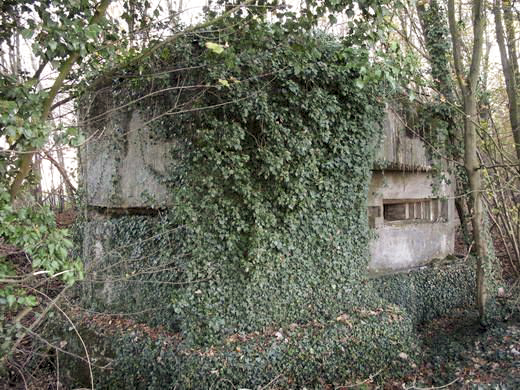 Ligne Maginot - A107 - BELLEUX - (Blockhaus pour canon) - A droite, la chambre de tir, et à gauche un créneau d'observation.